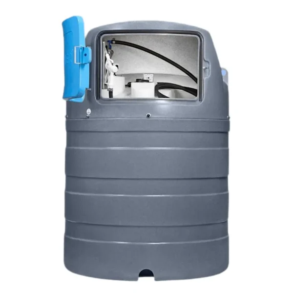 Otwarta szafka zbiornika Swimer Blue Tank Eco-Line ELDPS 1500 l z widocznym układem wydawczym, zegarowym wskaźnikiem poziomu i wężem dystrybucyjnym