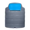 Zbiornik na AdBlue 2500 l Swimer Blue Tank Eco-Line ELDPS widziany od przodu, z zamkniętą niebieską szafką z logo Swimer