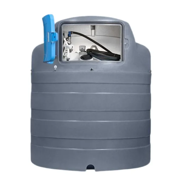 Otwarta szafka zbiornika Swimer Blue Tank Eco-Line ELDPS 2500 l z widocznym pistoletem, wężem i zegarowym wskaźnikiem poziomu