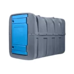 Zbiornik na AdBlue Swimer Comfort-Line 2500 l w ujęciu perspektywicznym, z niską, podłużną bryłą i szafą w narożniku