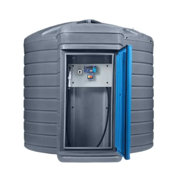 Otwarta szafa dystrybucyjna zbiornika Swimer Blue Tank FUDPS 7500 l z panelem sterowania i pistoletem na wężu