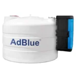 Biały, jednopłaszczowy zbiornik na AdBlue Swimer Blue Tank Eco-Line 5000l z czarno-niebieską szafą dystrybucyjną zamontowaną z boku.