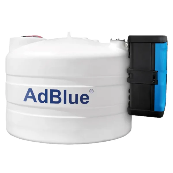 Biały, jednopłaszczowy zbiornik na AdBlue Swimer Blue Tank Eco-Line 5000l z czarno-niebieską szafą dystrybucyjną zamontowaną z boku.